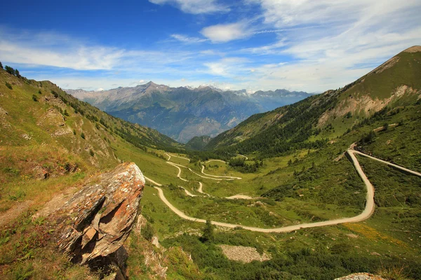 Onverharde weg in de vallei in de Alpen, Italië. — Stockfoto