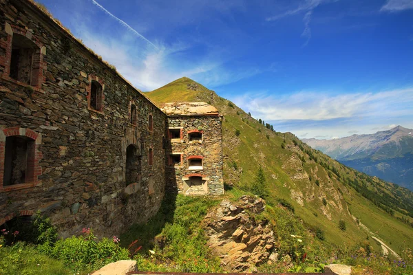Starych fortyfikacji wojskowych w Alpach. — Zdjęcie stockowe