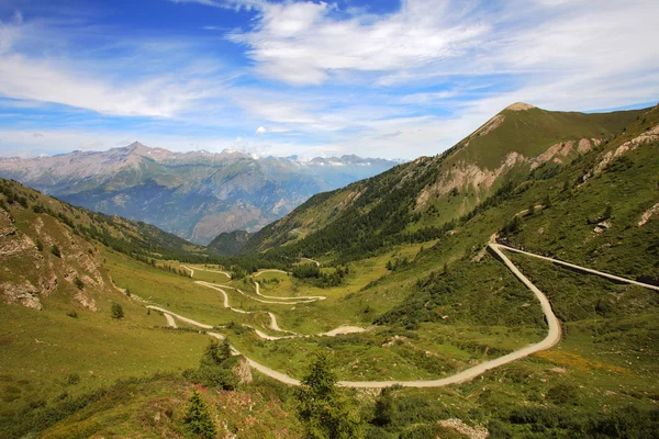 Неасфальтированная дорога среди гор . — стоковое фото