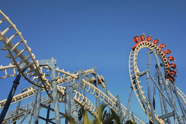 Roller coaster binmek. — Stok fotoğraf