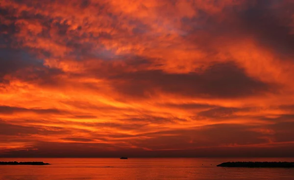 Pôr do sol sobre o mar Mediterrâneo. — Fotografia de Stock