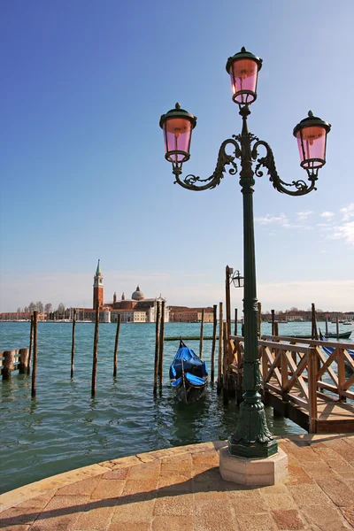 Straßenlaternenpfahl und großer Kanal in Venedig. — Stockfoto