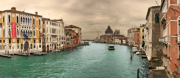 Panoramatický pohled na slavné canal Grande v Benátkách. — Stock fotografie