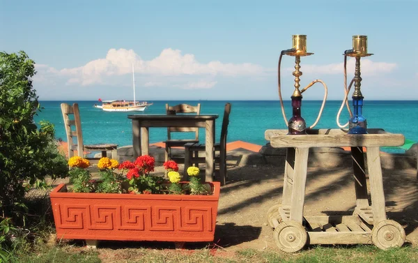 Две традиционные турецкие водопроводные трубы (nargile) на столе в — стоковое фото