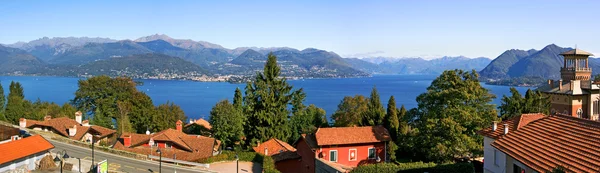 Panoramautsikt över sjön Lago maggiore. — Stockfoto
