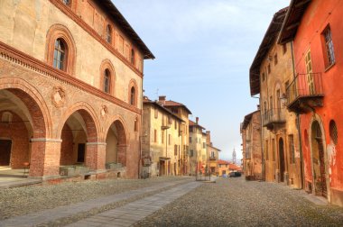 saluzzo, İtalya tarihi evlerin arasında döşeli cadde.