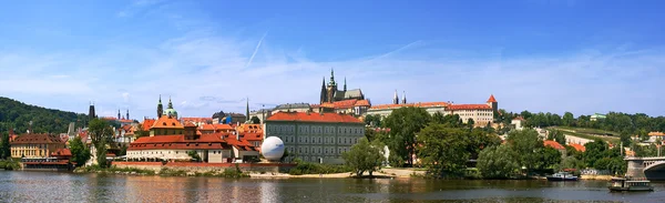 Panoramiczny widok na Wełtawę i zamek w Pradze. — Zdjęcie stockowe