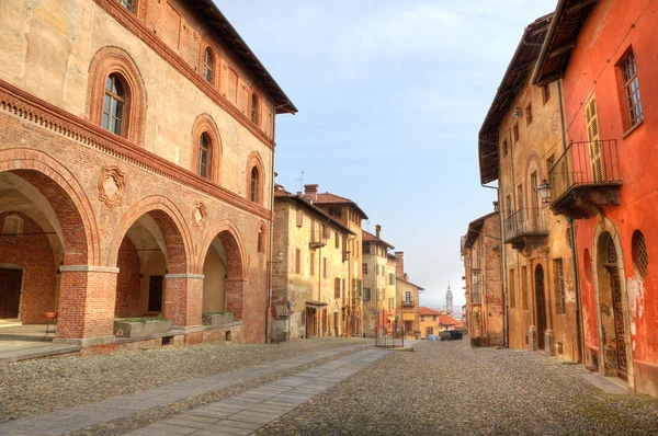 Aszfaltozott utcán között történelmi házak, saluzzo, Olaszország. — Stock Fotó