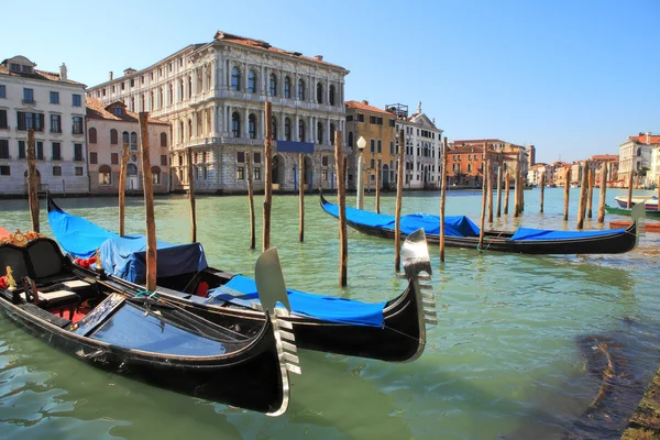 Góndolas en gran canal en Venecia, Italia. —  Fotos de Stock