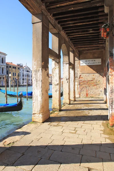 Ročník pasáž a canal Grande v Benátkách. — Stock fotografie
