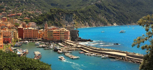 Klein Italiaans stadje aan de Middellandse Zee. — Stockfoto