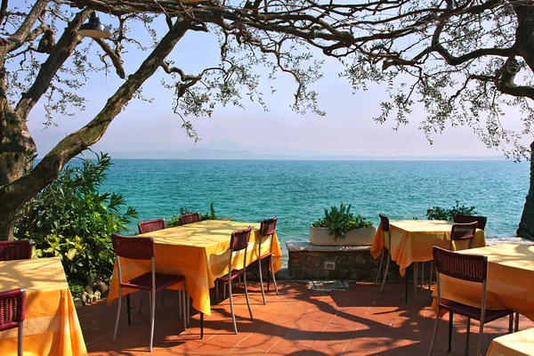 Buiten restaurant in sirmione, Italië. — Stockfoto