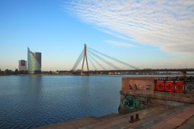 Modern bina ve daugava Nehri Köprüsü.