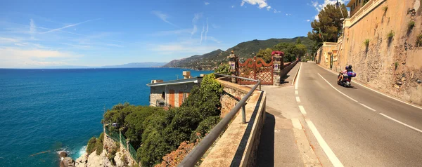 Panoramablick auf der Straße am Meer. — Stockfoto