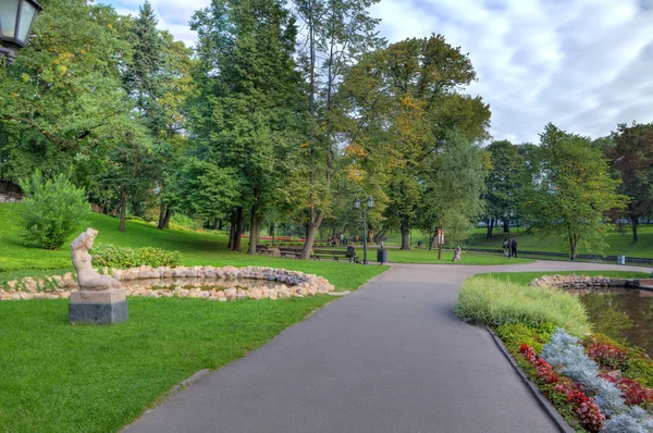 Parque da cidade em Riga, Letónia . — Fotografia de Stock
