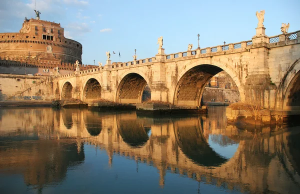 Svatý anděl hrad a most v Římě. — Stock fotografie