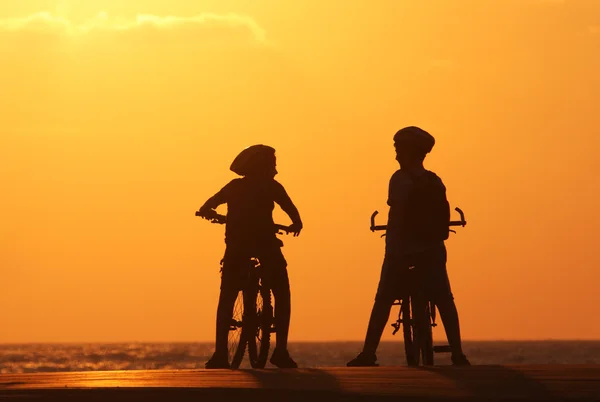 Twee kinderen op de fiets. — Stockfoto