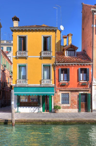 Oude veelkleurige huizen in Venetië, Italië. — Stockfoto