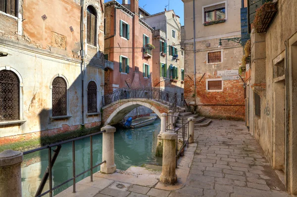 Malé kanálu a starý dům v Benátkách, Itálie. — Stock fotografie