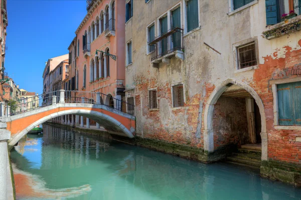 Mały most nad kanałem i stare domy w Wenecji. — Zdjęcie stockowe