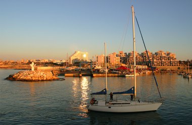 gün batımında girerek marina yat.