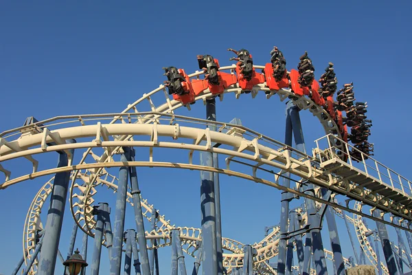 Jeździć roller coaster. — Zdjęcie stockowe