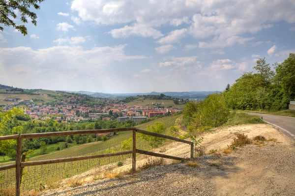Visa på alba bland hill i Piemonte, Italien. — Stockfoto