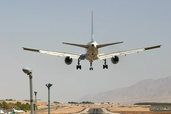Avião de passageiros antes da aterragem . — Fotografia de Stock