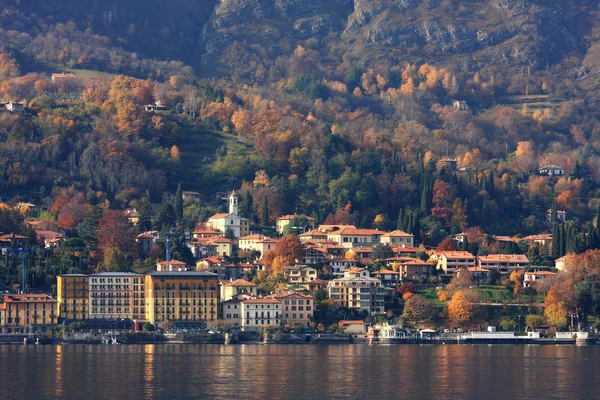 Sonbahar zaman İtalya'da Como Gölü'nün üzerinde. — Stok fotoğraf