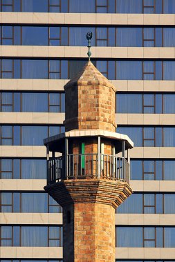 modern bina karşı eski Camii.