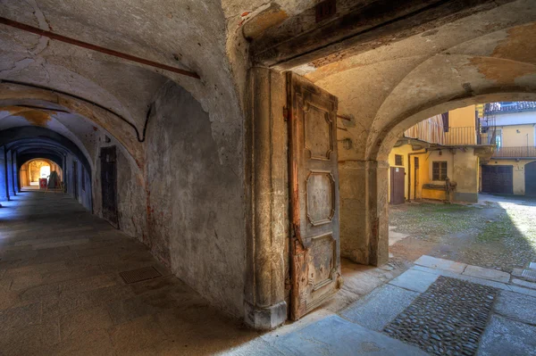 Vintage door and ancient passage in Saluzzo. — Stock Photo, Image