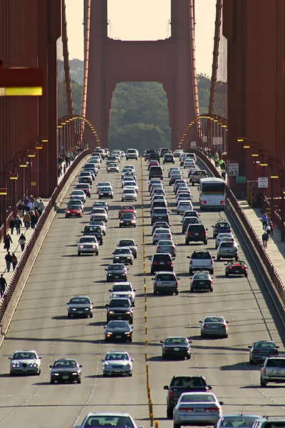 Tráfico en Golden Gate Bridge en San Francisco, Estados Unidos . — Foto de Stock