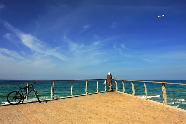 Vista al mar Mediterráneo desde el paseo marítimo . — Foto de Stock