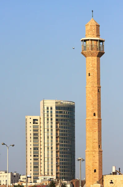 Old mosque and modern building in Tel Aviv. — Stock Photo, Image