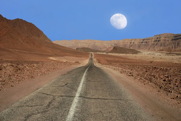 Schmale Straße durch die Wüste in Israel. — Stockfoto