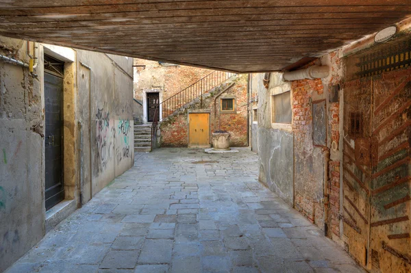 Liten vintage innergård i Venedig, Italien. — Stockfoto