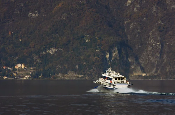 Motorship no Lago de Como . — Fotografia de Stock