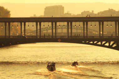 Paris'te seine Nehri üzerinde köprü.