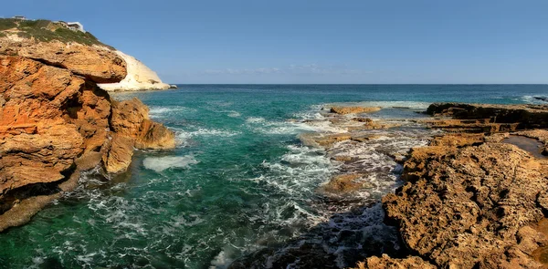 Πανοραμική θέα στους βράχους και τη Μεσόγειο θάλασσα. — Φωτογραφία Αρχείου