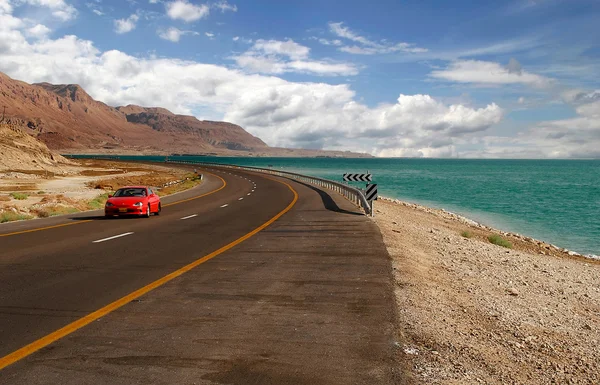 고속도로에서 빨간 자동차. — 스톡 사진