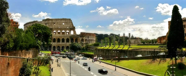 Panoramautsikt över ruinerna av världsberömda Colosseum. — Stockfoto