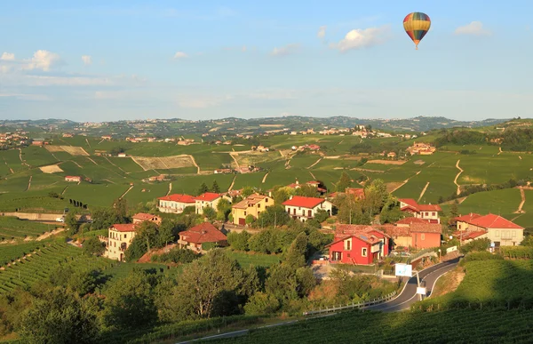イタリアのブドウ園の上、熱気球. — ストック写真