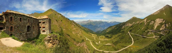 Panoramisch zicht op de vallei in de Alpen. — Stockfoto