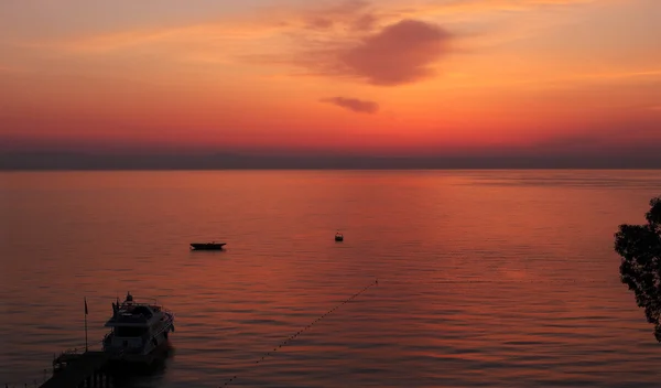 Ogenblik vóór zonsopgang boven de Golf van antalya. — Stockfoto