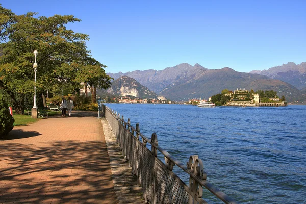 イタリアのマッジョーレ湖に遊歩道します。. — ストック写真