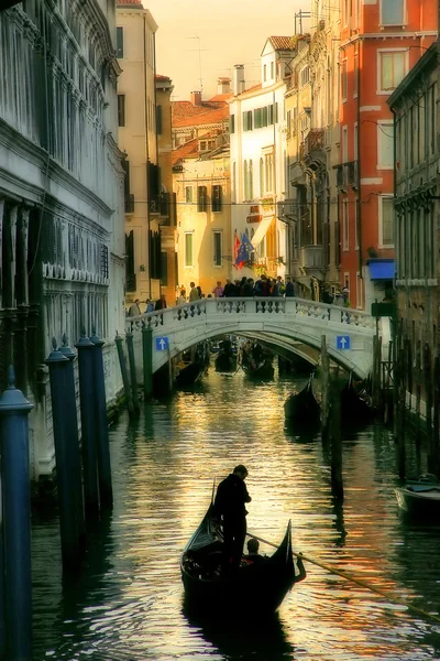 Gondola silueta na benátský kanál. — Stock fotografie