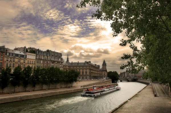 Туристический катер на реке Сена в Париже, Франция . — стоковое фото