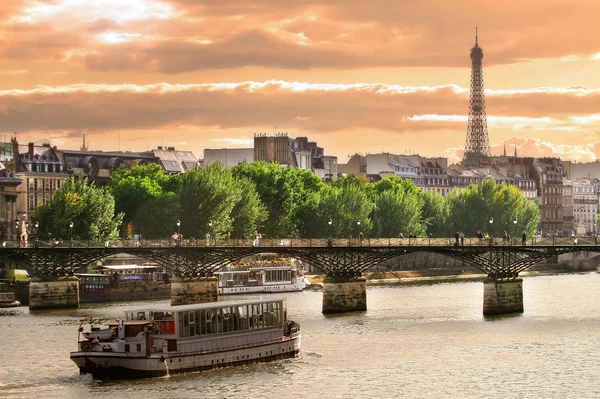 Výletní loď na řece Seině v Paříži, Francie. — Stock fotografie