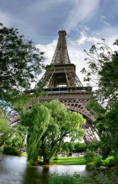 Vertikální zachytávání Eiffelova věž. — Stock fotografie