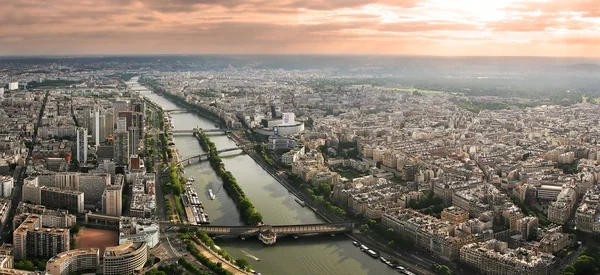 Panorama Flygfoto över paris och seine-flodenπανοραμική άποψη του ποταμού Σηκουάνα, το Παρίσι και. — Stockfoto
